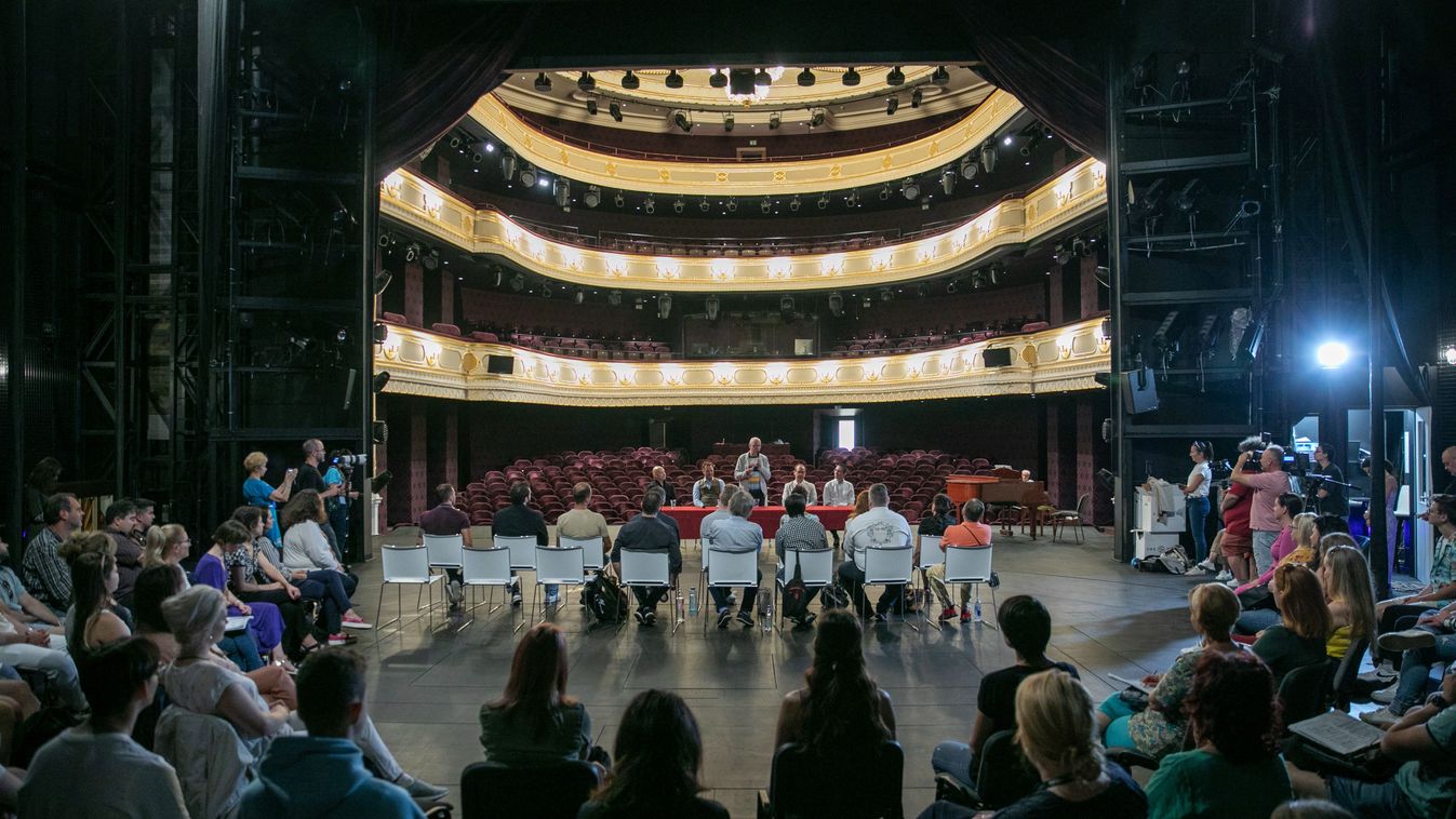 Kiderült, melyik darabbal nyit évadot a megújult Csokonai Teátrum – fotókkal