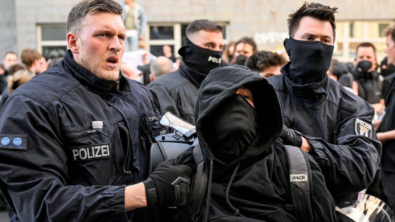 Vádat emelt az ügyészség a szélsőbaloldali bűnszervezet tagjai ellen