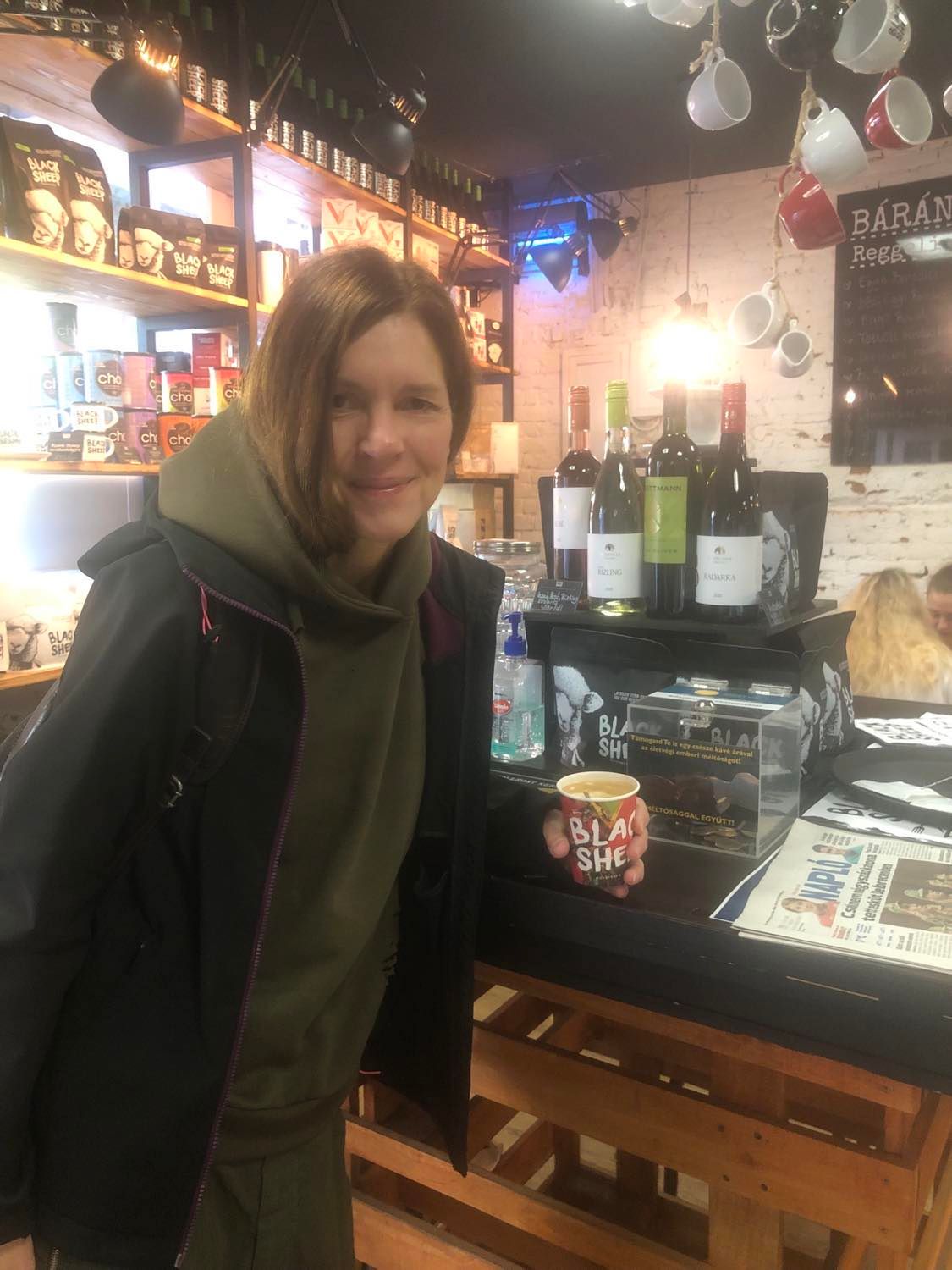 A Csokonai Nemzeti Színház Debrecen Jászai Mari-díjas színművésze, Varga Klári is beugrott egy csésze kávéra az egyik vendéglátóhelyre