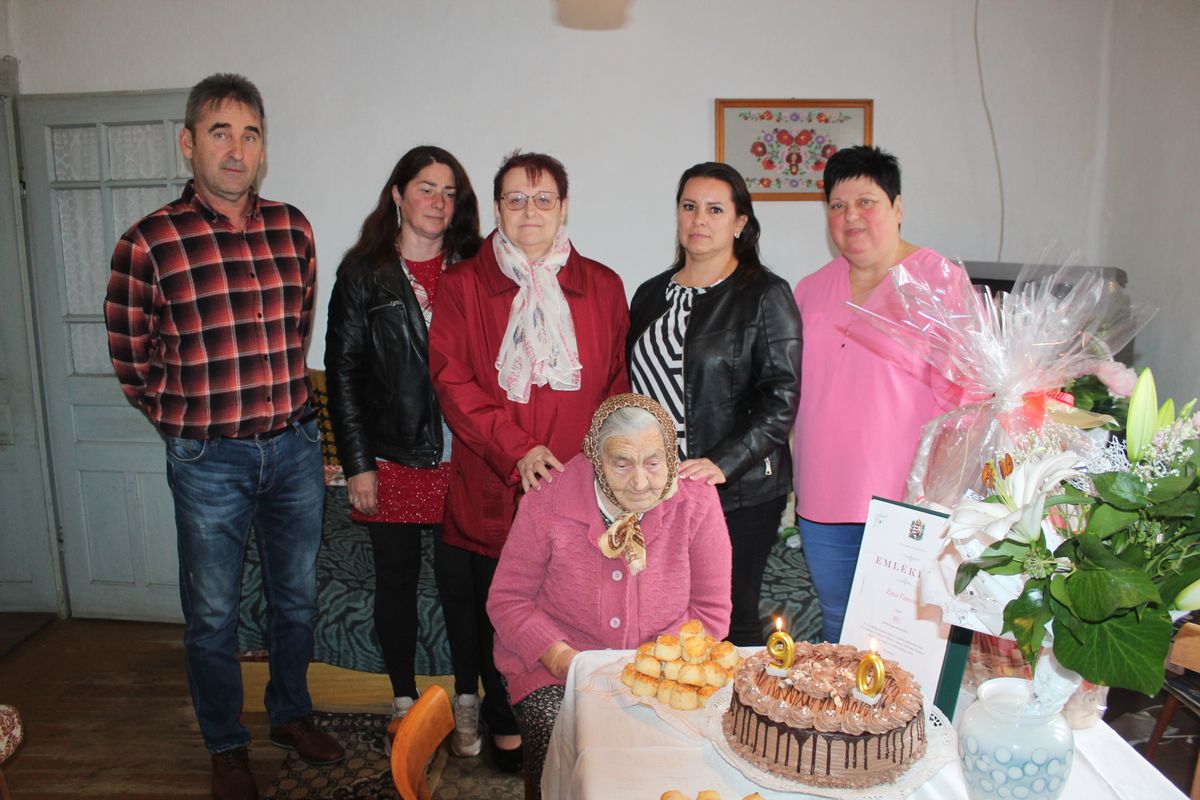 Rokonai körében ünnepelt a kilencvenéves Jolánka néni