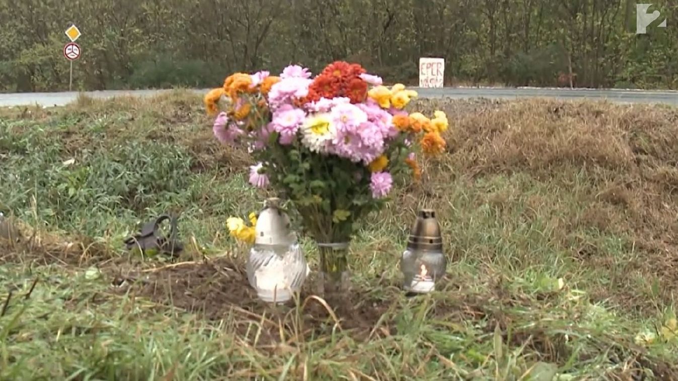 Szívszorító: mécsesek és egy csokor virág emlékeztet a Debrecen melletti keddi tragédiára – videóval