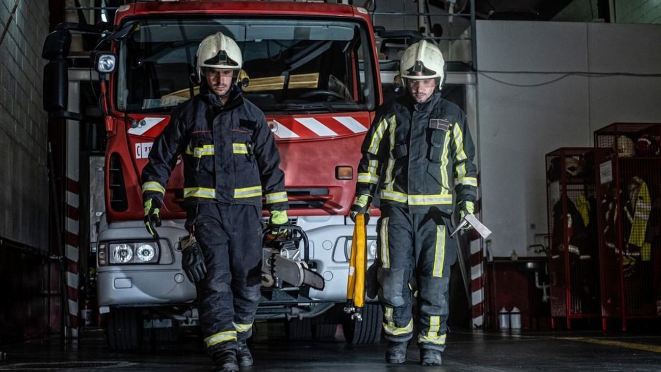Több balesethez, egy kigyulladt autóhoz és egy lehadast faághoz siettek a hajdú-bihari tűzoltók