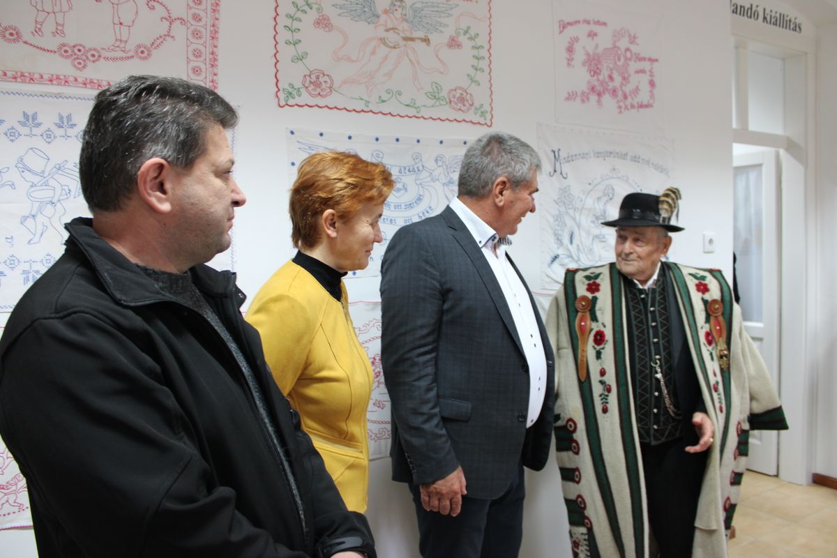A 99 éves Szőnyi Imre bácsi (jobbra) Hortobágy örökös pásztora a falvédők előtti eszmecseréje a helyi politikusokkal 