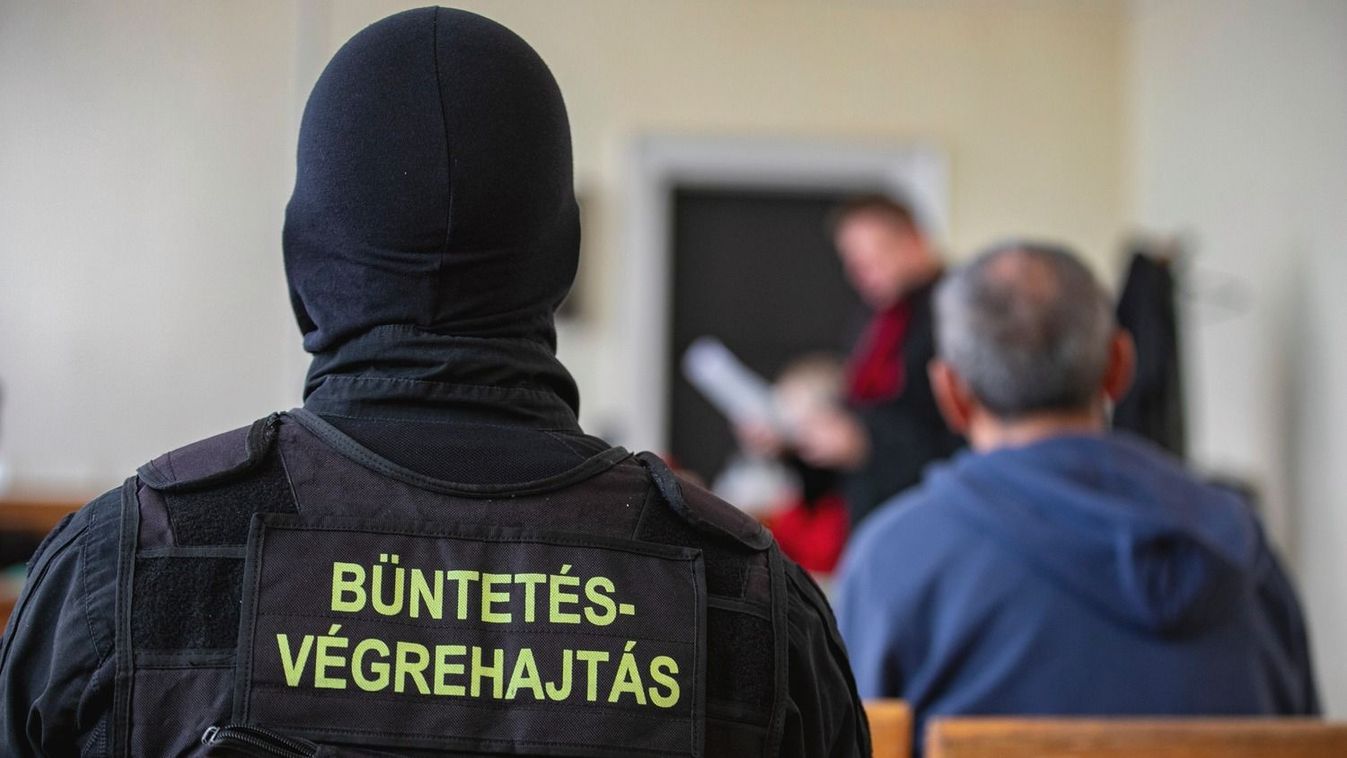 Azért nem hívott mentőt a félholtra vert élettársához a vámospércsi férfi, mert le volt merülve a telefon
