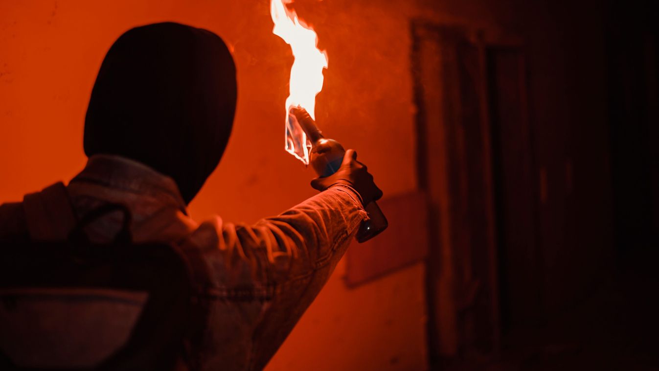 Félrement az üzenet: kiderült, milyen büntetést kapott a férfi, aki véletlenül a szomszédhoz dobálta a Molotov-koktélokat