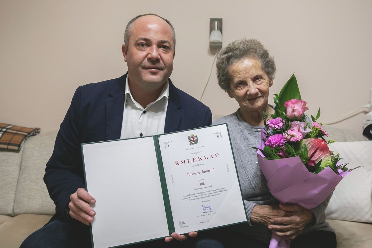 Ferenczi Jánosné Ilonát 90. születésnapja alkalmából Papp Viktor önkormányzati képviselő köszöntötte