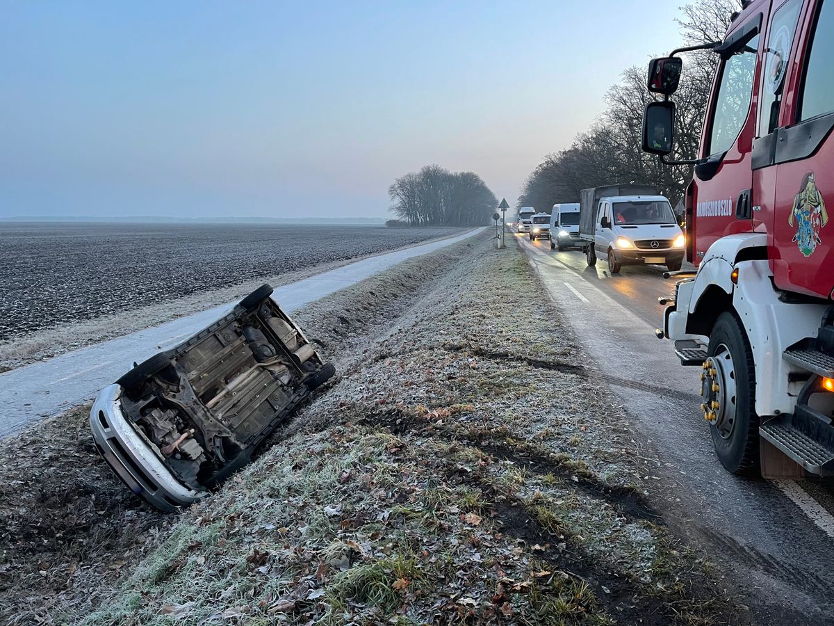 Árokba csúszott egy autó hétfő reggel Hajdúszoboszlón