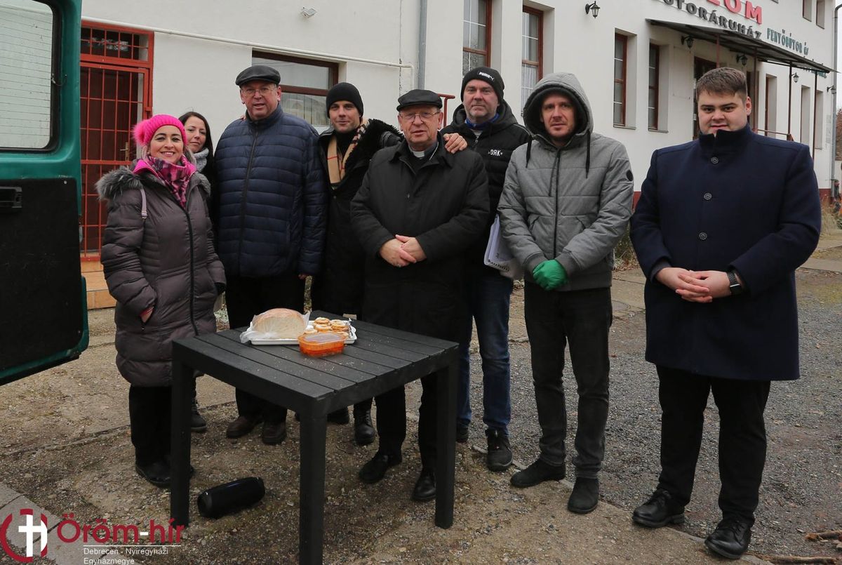 A megyéspüspök is beállt ételt osztani Debrecenben