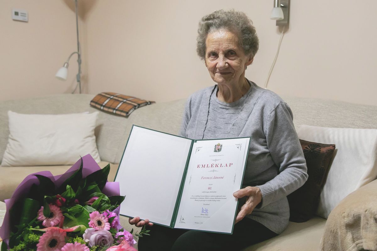 Ferenczi Jánosné Ilonát 90. születésnapja alkalmából Papp Viktor önkormányzati képviselő köszöntötte
