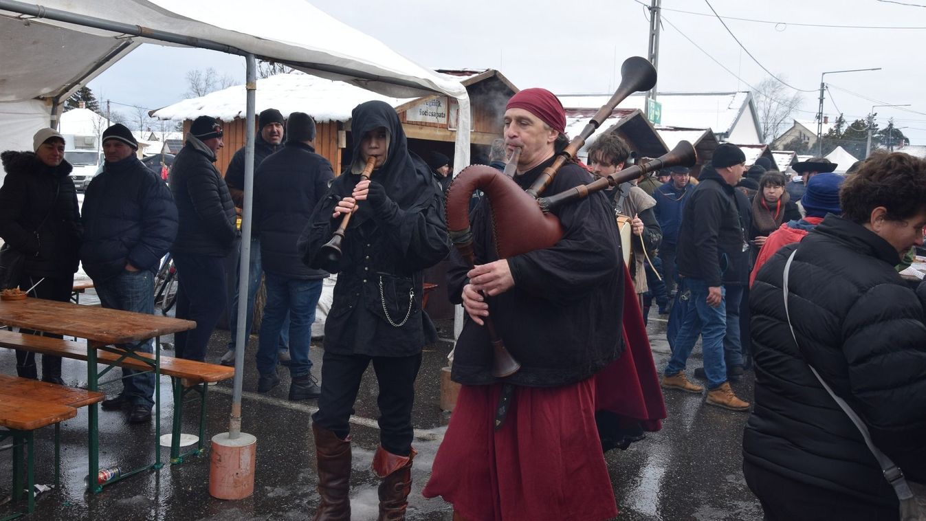 Középkori zenekar színesíti a disznótort Derecskén