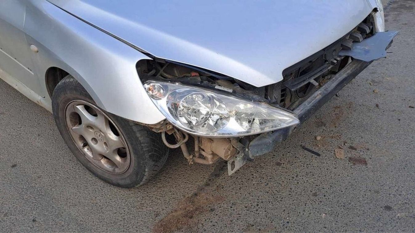 Nagy csattanás után tűnt el a Peugeot eleje Berettyóújfaluban