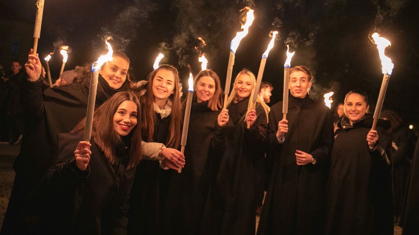 Fáklyafény mellett búcsúztak a debreceni joghallgatók – fotókkal, videóval