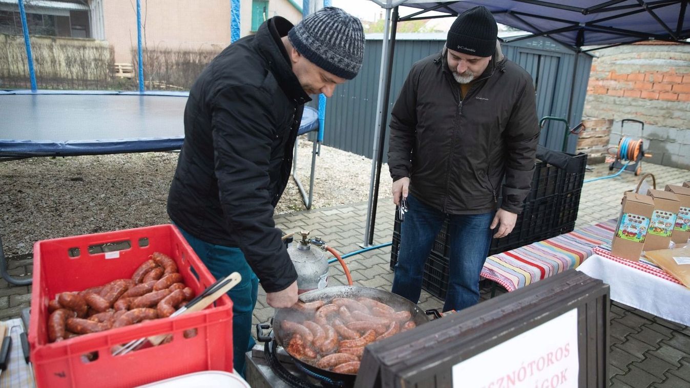 Friss, meleg a sült kolbász! – disznótoros termelői piacon jártunk Debrecenben – fotókkal