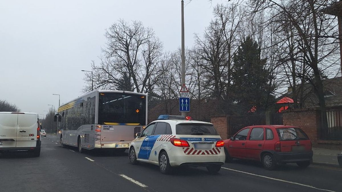 Baleset történt Debrecenben, egy busz érintett benne - fotókkal
