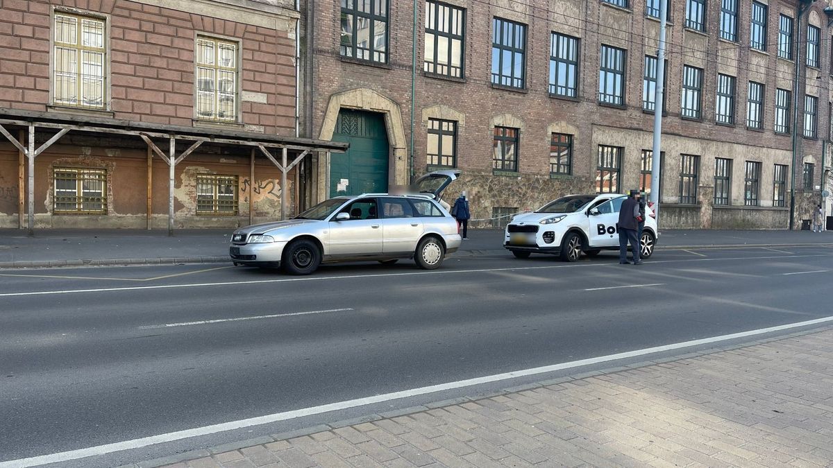 Baleset történt Debrecenben, az egyik autót egy balkonláda állította meg