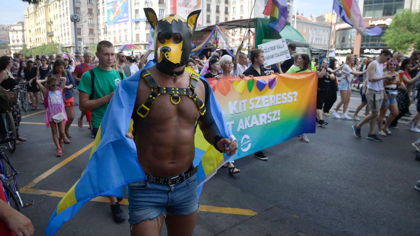 LMBTQ-propagandisták szónokoltak gyermekvédelemről a Hősök terén