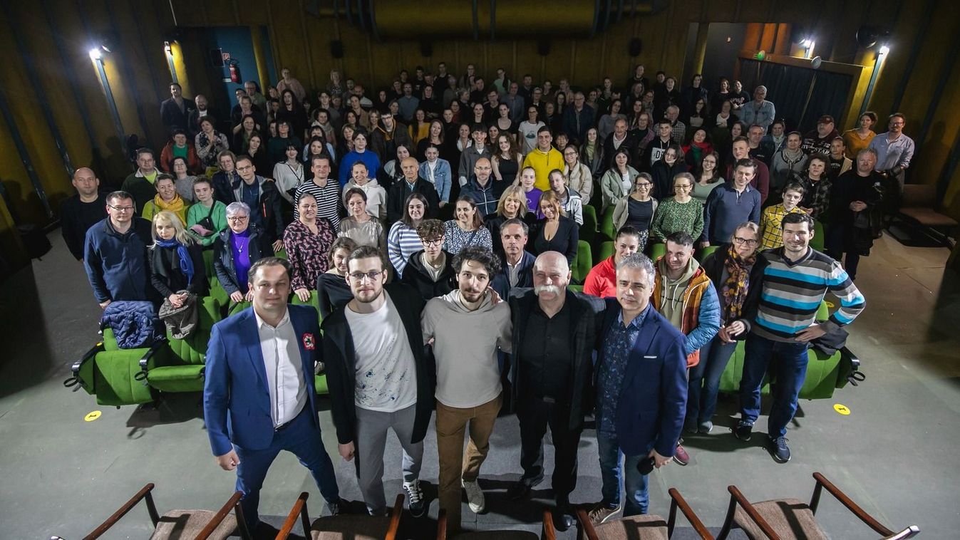 Telt ház előtt vetítették Debrecenben a Most vagy soha! című filmet – fotókkal, videóval