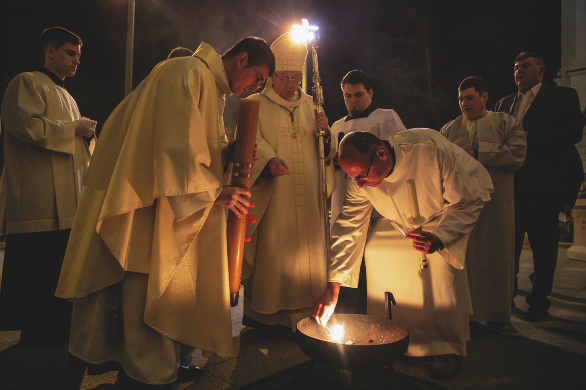 Húsvét, tűzszentelés, vigília-szertartás, Debrecen, Szent Anna-székesegyház
