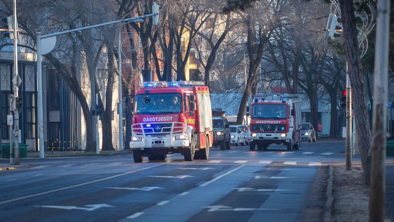 Tűz volt egy debreceni garázsban