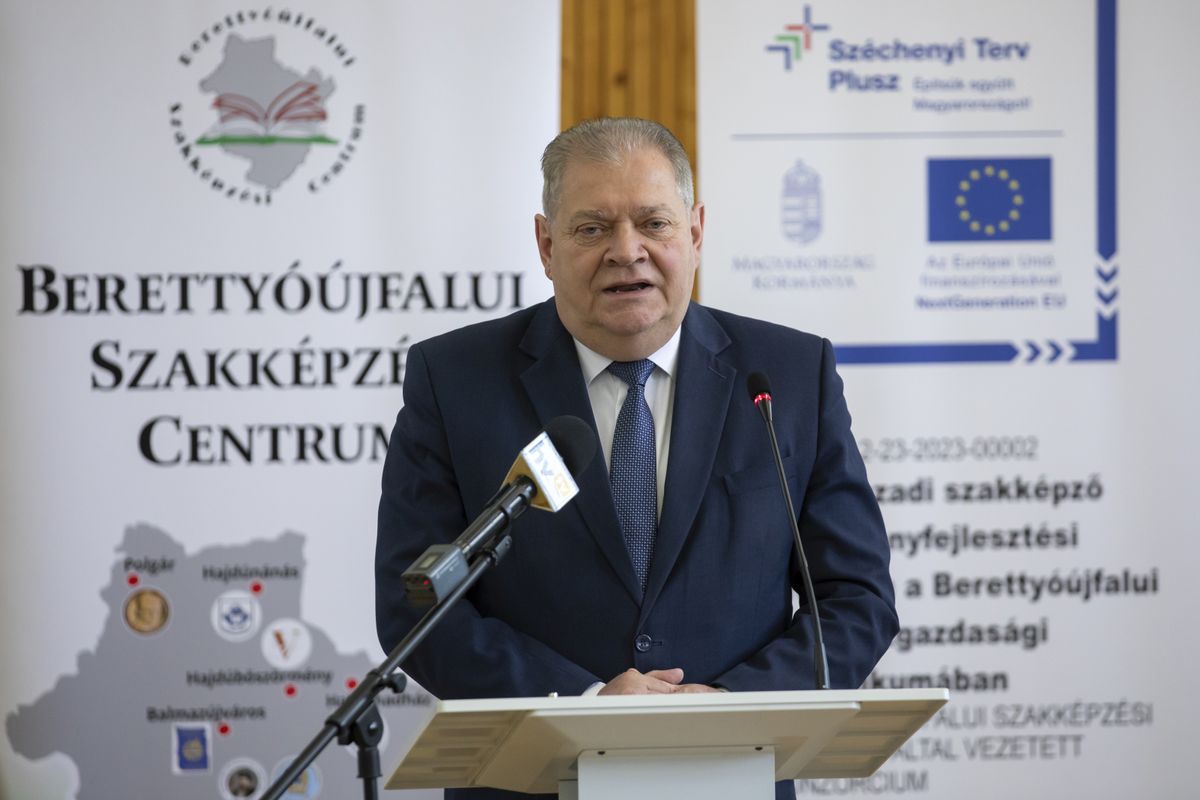 Czeglédi Gyula, Hajdúszoboszló polgármestere a BSZC Közgazdasági Technikum megújulásának nyitórendezvényén haon