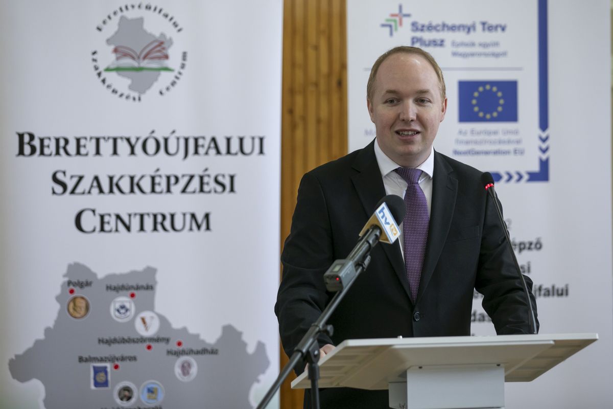 Pálmai Gergely, a Kulturális és Innovációs Minisztérium szakképzésért felelős államtitkárságának főosztályvezetője a BSZC Közgazdasági Technikum megújulásának nyitórendezvényén haon