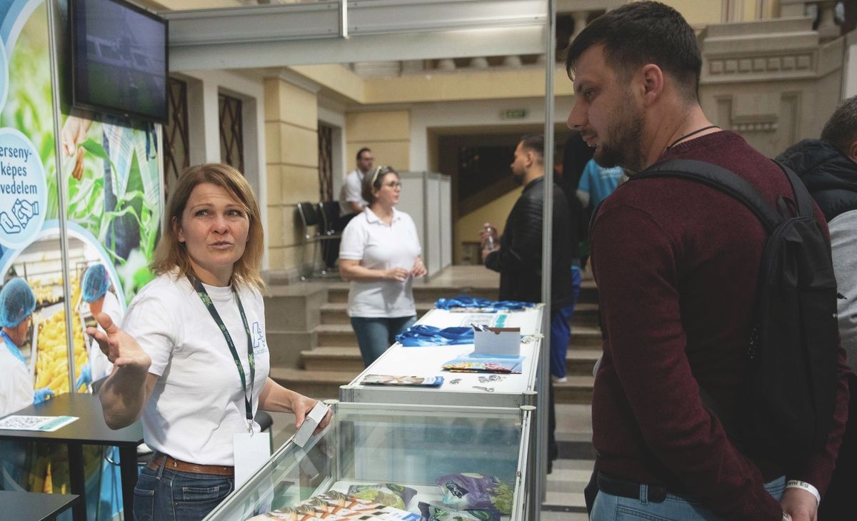 Debrecen Bartha Éva az AgroSprint Kft. HR munkatársa tájékoztatja az egyik érdeklődőt az egyetemi állásbörzén haon