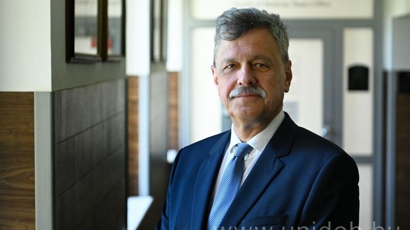 Ismét elnökké választották a Debreceni Egyetem professzorát