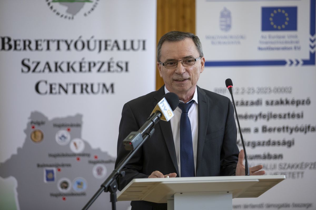 Papp Gábor, a Berettyóújfalui Szakképzési Centrum kancellárja a BSZC Közgazdasági Technikum megújulásának nyitórendezvényén haon