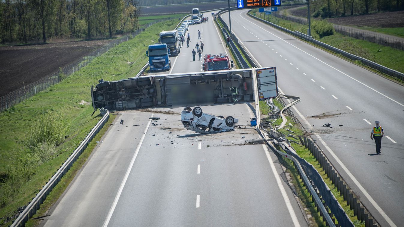 Nagy baleset Debrecennél, keresztben állt meg a felborult kamion az M35-ösön – fotókkal, videóval