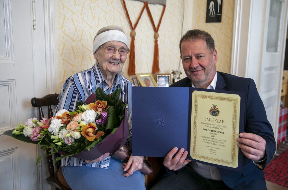 Debrecen A 101 éves Balogh Dénesné Erzsike (Gyöngyi) nénit  Hetei József önkormányzati képviselő köszöntötte haon
