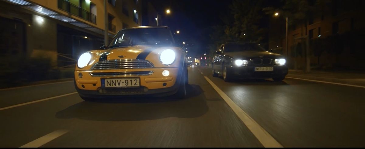 Autósüldözés a debreceni belvárosban; a film jelentős részét a cívisvárosban forgatták haon