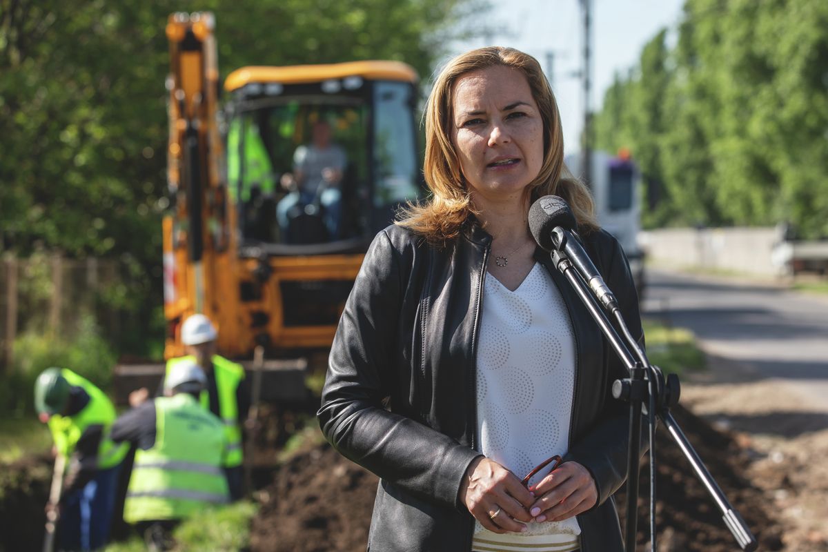 Széles Diána megosztotta, a beruházás mintegy 430 millió forintból valósul meg
Elindul a Határ út felújítása Debrecenben
Kishegyesi út beruházás Haon fejlesztés