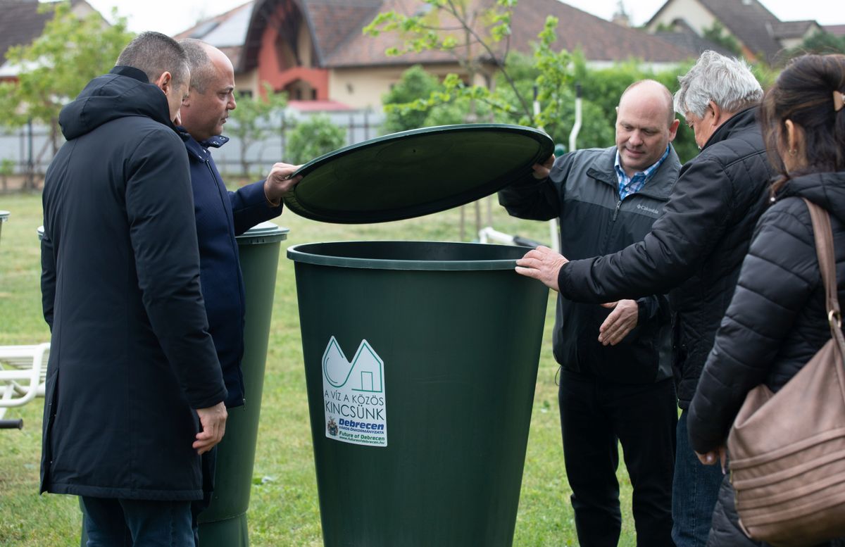 Debrecen Bele is kukkantottak az esővízgyűjtő hordókba haon