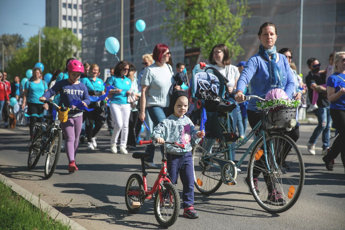 Debrecen Lufikkal és biciklivel is vonultak az V. Debreceni KÉK Sétán, az autizmus világnapján  haon