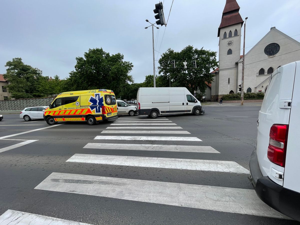 Baleset Debrecenben: hatalmas torlódás alakult ki az érintett útszakaszokon