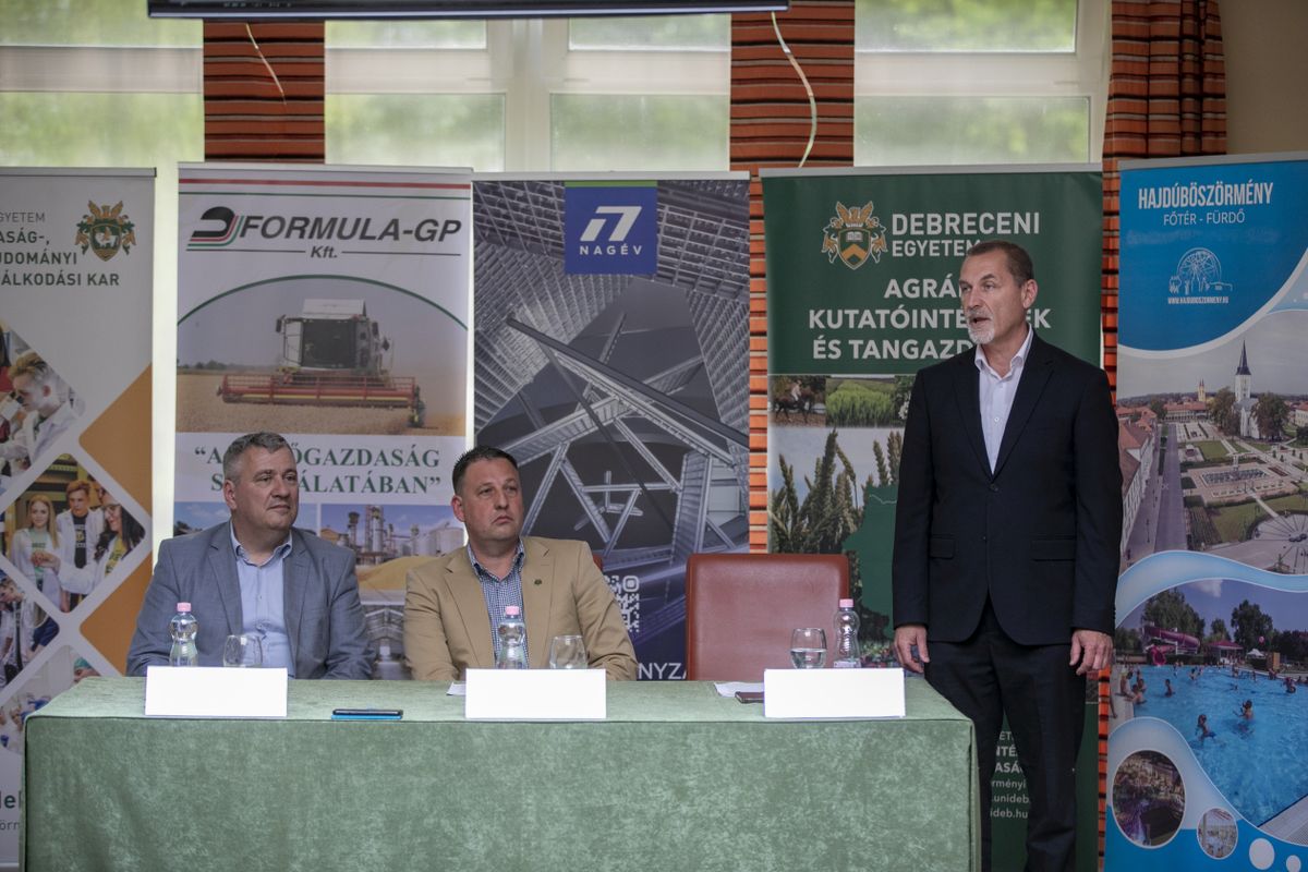 Kiss Attila (balról), Harsányi Endre és Ficsor László ismertette a traktorhúzó verseny és az agrárfórum részleteit Hajdúböszörmény haon