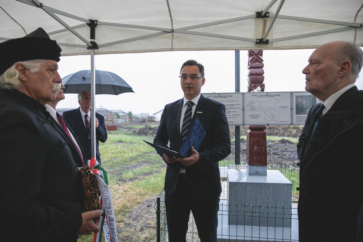Papp László polgármester is beszédet mondott a hortobágyi kényszermunkatábor áldozatainak emlékére avatott sínkeresztnél Haon