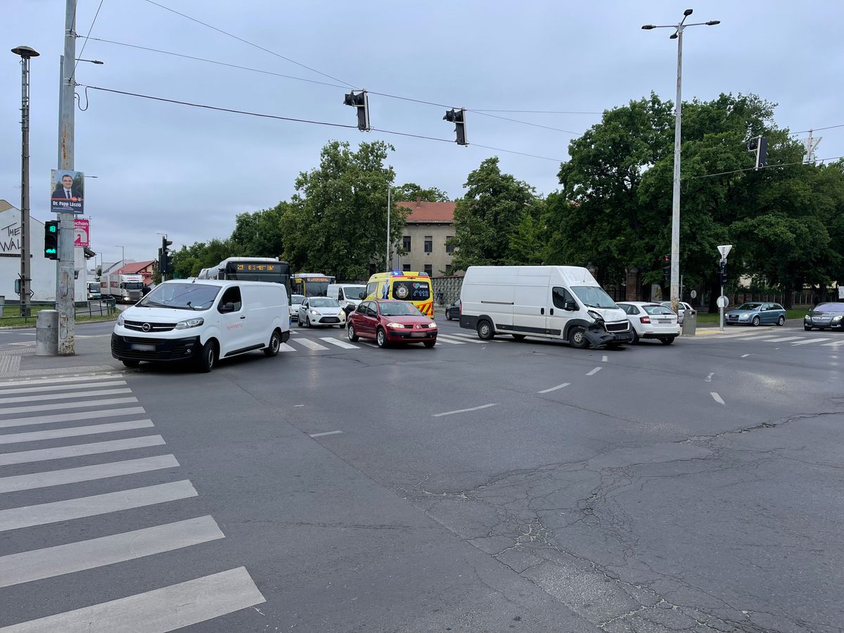 Baleset Debrecenben: hatalmas torlódás alakult ki az érintett útszakaszokon