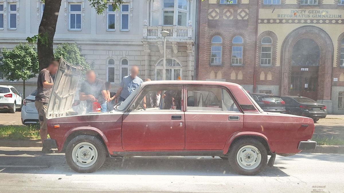 Baleset Debrecenben: kigyulladt egy autó a Kossuth utcán