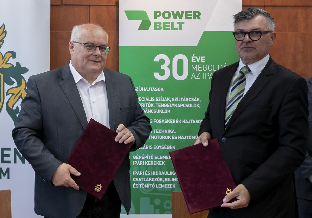 Husi Géza (balról) és Knapp Tibor írták alá az együttműködési megállapodást a műszaki kar új laborja kapcsán Debrecen haon