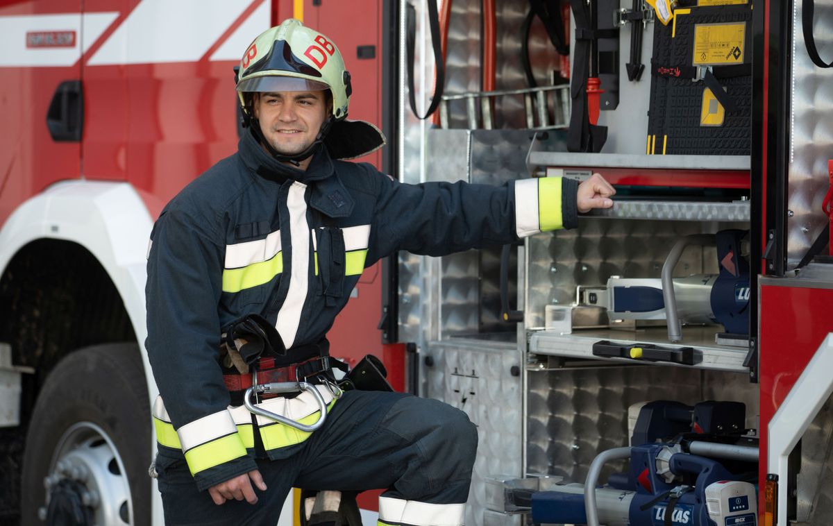Debrecen Félegyházi Viktor tűzoltó teljes védőruhában haon