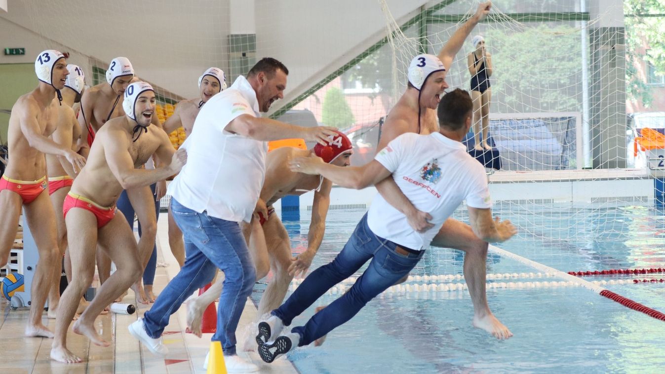 A Debreceni Sportuszodában senki sem maradt szárazon! – így ünnepelt a DVSE bajnokcsapata