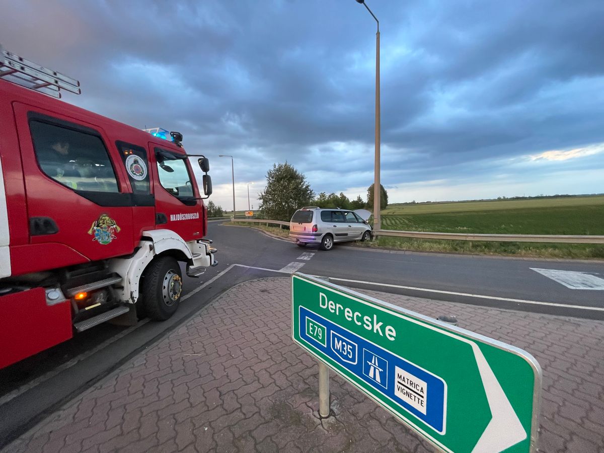 Szalagkorlátnak hajtott egy autó a Hajdúszoboszló és Hajdúszovát közötti körforgalomban