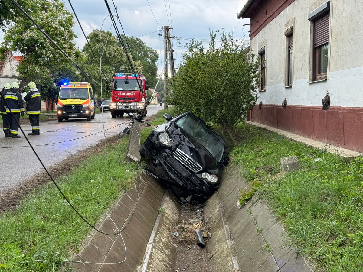 Baleset Hajdúszováton: árokba csapódott egy autó péntek délután