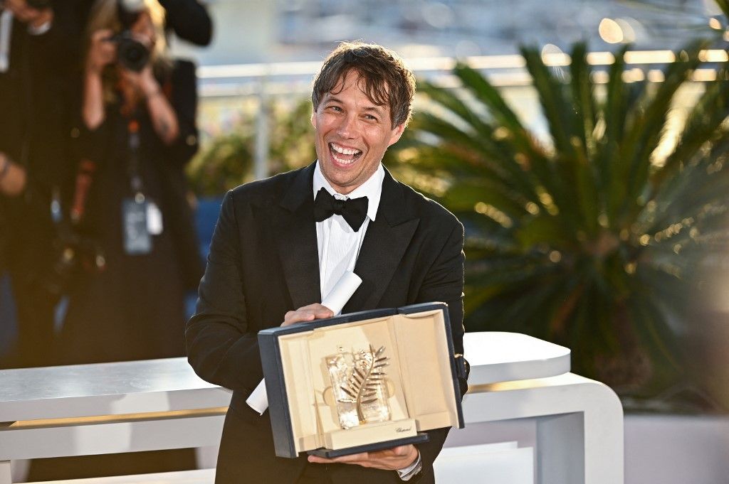 A 77. Cannes-i Nemzetközi filmfesztivál zsűrije a fődíjat a Hivatalos Versenyprogram legnagyobb közönségsikerének, Sean Baker Anorájának ítélte oda