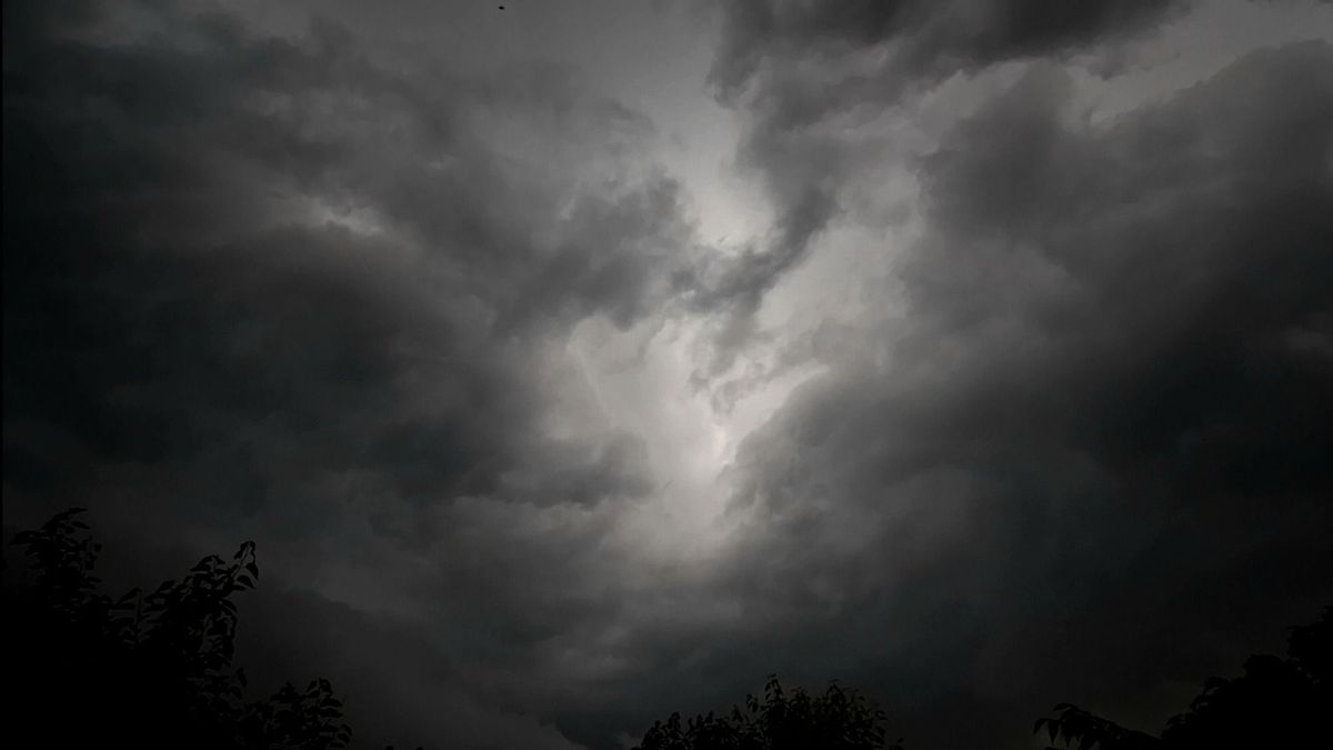 Csütörtöki hírösszefoglaló: Hajdúböszörmény felett teljesen elsötétült az ég