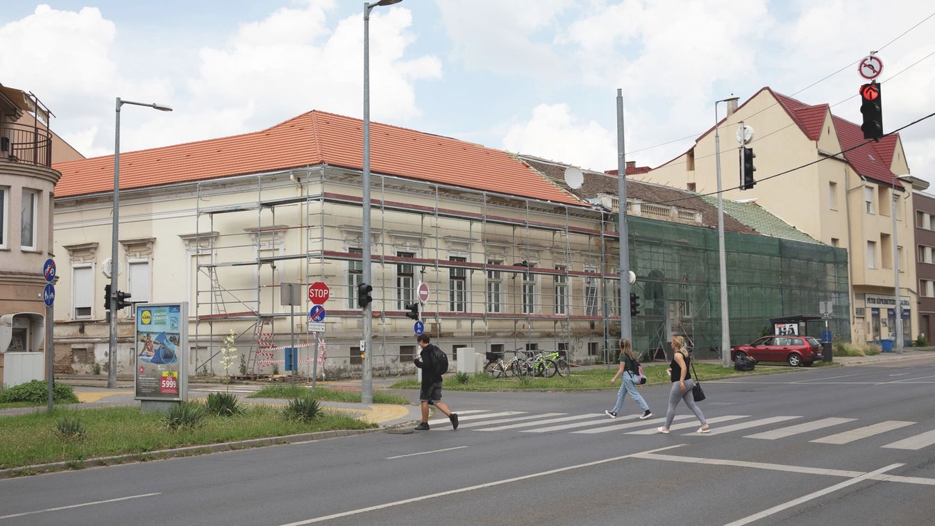 Így halad a debreceni Hatvan utca 37. alatti épület felújítása – fotókkal