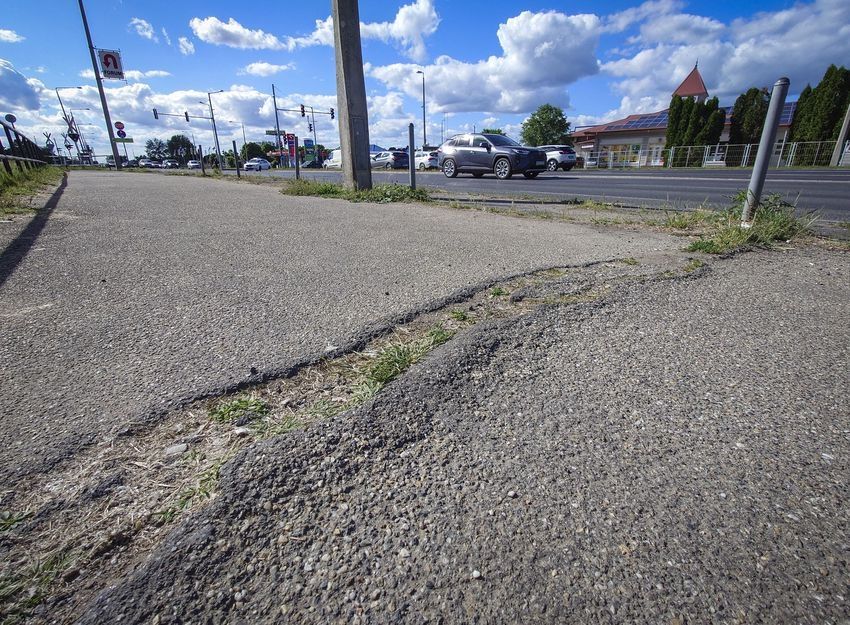 A kerékpárút betonja több helyen keresztben repedt meg Debrecen haon