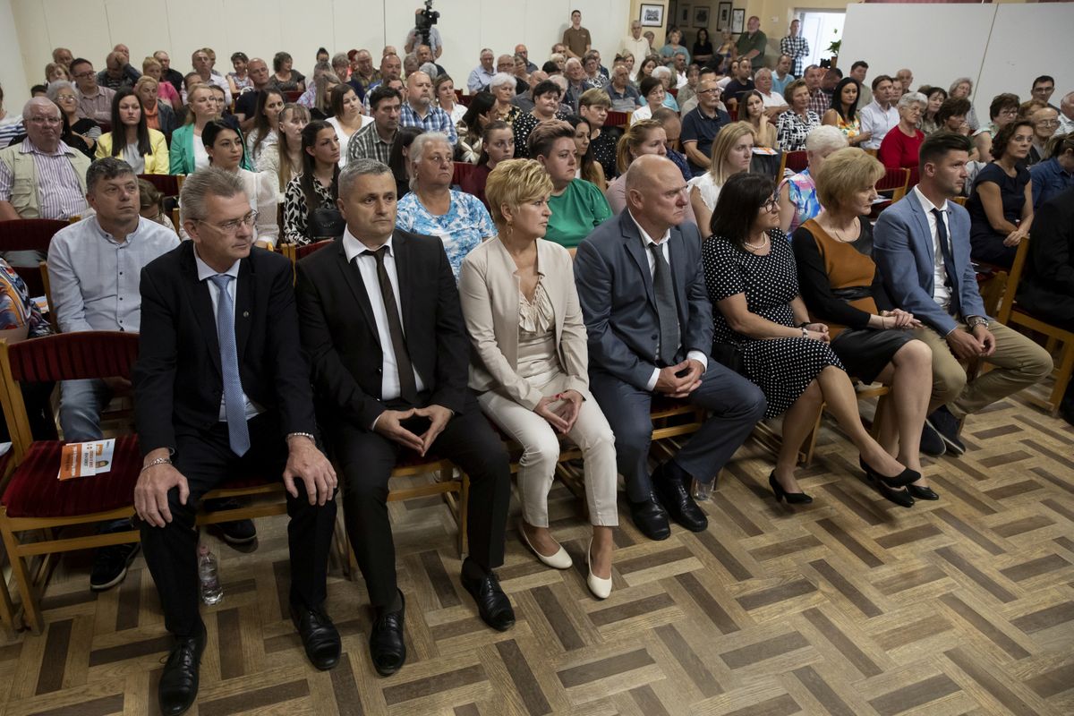  Olyan embereket választott maga mellé, akik már bizonyítottak saját területükön és készek tenni Nyíradony fejlődéséért (az első sorban a képviselőjelöltek ülnek) haon