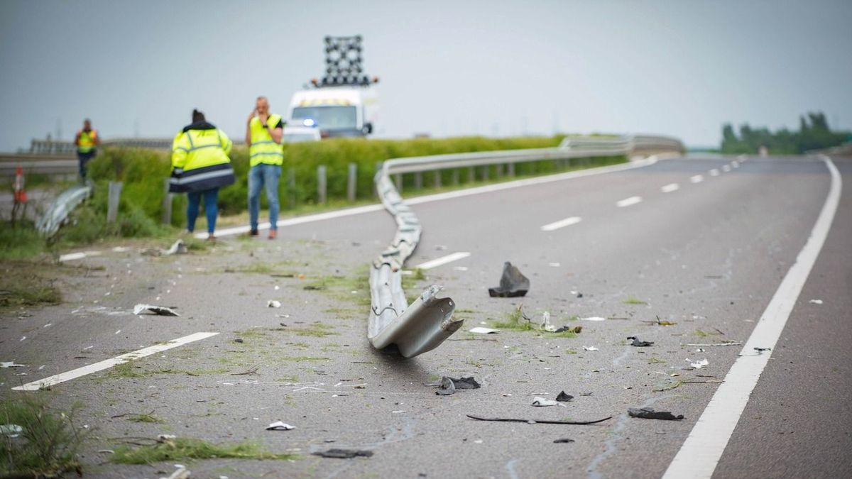 Baleset az M3-as autópályán: szalagkorlátnak ütközött egy autó kedden